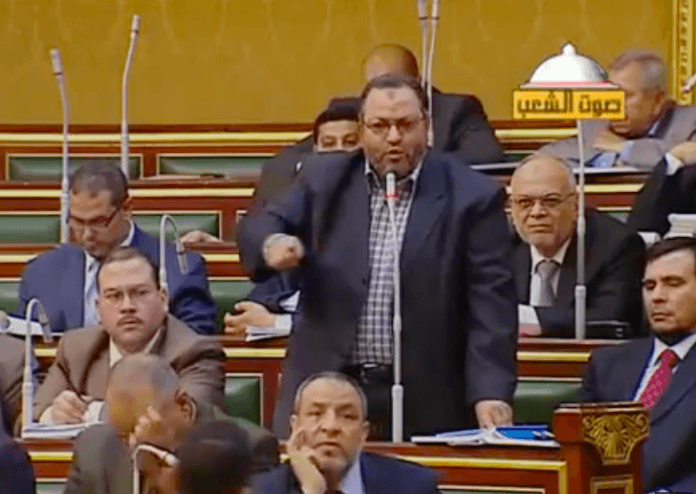 Emir Bisam Mısır parlamentosunda konuşma yaparken